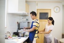 Frau und Mann in der Küche. — Stockfoto