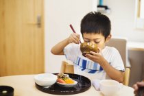Junge isst Mahlzeit. — Stockfoto