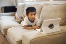Мальчик смотрит цифровой планшет . — стоковое фото