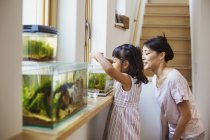 Mother and daughter looking at the fish — Stock Photo