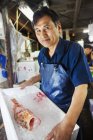 Uomo che lavora nel mercato del pesce tradizionale — Foto stock