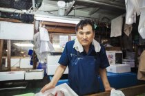 Homme travaillant dans le marché traditionnel du poisson — Photo de stock