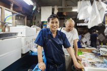 Pessoas que trabalham no mercado de peixe tradicional — Fotografia de Stock