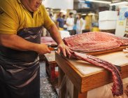 Peixeiro que trabalha no mercado de peixe tradicional25857 — Fotografia de Stock
