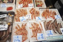 Traditional fresh fish market stall — Stock Photo