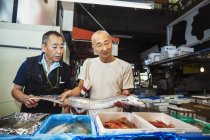Mercado tradicional de pescado fresco - foto de stock