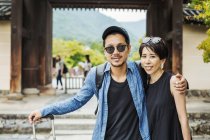 Paar besucht einen historischen Tempel — Stockfoto