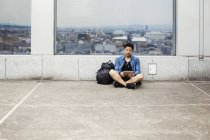 Uomo seduto sul pavimento — Foto stock