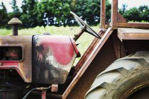 Tracteur dans un champ. Vue latérale — Photo de stock