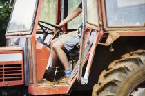 Homme conduite tracteur — Photo de stock