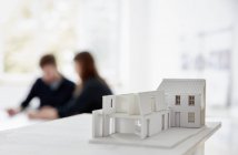 Model of a building with two people — Stock Photo