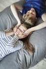 Мальчик и девочка лежат на диване — стоковое фото