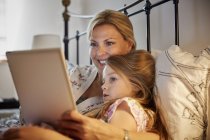 Mulher e criança assistindo tela do laptop . — Fotografia de Stock
