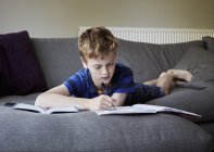 Junge macht seine Hausaufgaben — Stockfoto