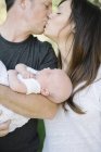 Parents tenant un petit bébé — Photo de stock