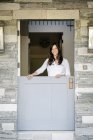 Женщина, стоящая у двери — стоковое фото