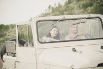 Couple en voyage sur route — Photo de stock