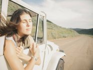 Frau lehnt sich aus fahrendem Jeep — Stockfoto