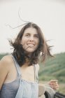 Молода жінка з вітряним волоссям — стокове фото