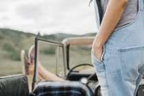 Donna in piedi in jeep — Foto stock