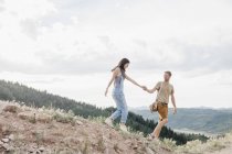 Casal nas montanhas andando — Fotografia de Stock