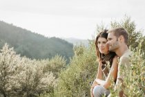 Couple in the mountains, sitting — Stock Photo