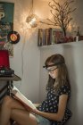 Девочка читает книги в очках — стоковое фото