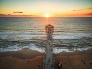 Spiaggia molo al tramonto — Foto stock