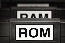 Знаки ROM і оперативної пам'яті, пофарбовані на дошках — стокове фото