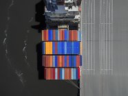 Coloridos contenedores en el buque de carga - foto de stock