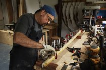 Mann fertigt Bogen in Werkstatt — Stockfoto