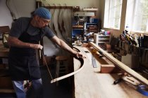 Homme faisant arc dans l'atelier — Photo de stock