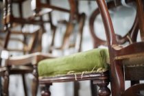 Стопка антикварных стульев — стоковое фото
