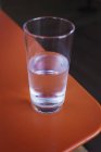 Склянка води на столі . — стокове фото