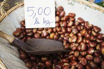 Roasted sweet edible chestnuts. — Stock Photo