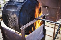 Torrefazione di castagne in grande cilindro metallico — Foto stock