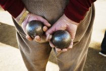 Uomo in possesso di due boules — Foto stock