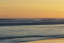 Oceano ao pôr-do-sol, longa exposição — Fotografia de Stock