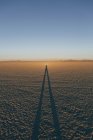 Отбрасывая длинную тень человека — стоковое фото