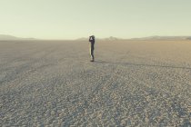 Человек, стоящий в отдаленной пустыне — стоковое фото