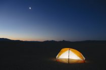 Barraca de acampamento iluminado — Fotografia de Stock