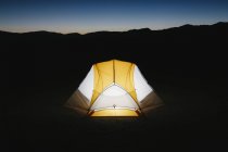 Освещённая палатка для кемпинга — стоковое фото