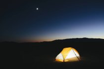 Tienda de camping iluminada - foto de stock