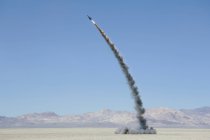 Lanzamiento de cohetes a gran escala - foto de stock