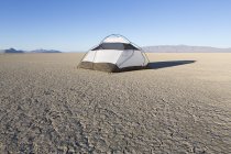 Кемпинг палатка на обширной пустыне — стоковое фото