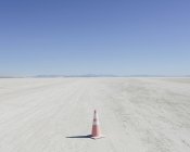 Traffic cone in vast desert — Stock Photo