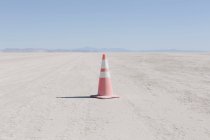 Traffic cone in vast desert — Stock Photo