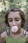 Menina soprando bolha de chiclete — Fotografia de Stock