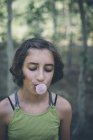 Дівчина дме бульбашкова жувальна гумка — стокове фото