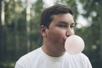Ragazzo soffiando bolla di gomma da masticare — Foto stock
